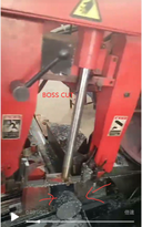 Mi a teendő, ha a zenekar fűrészgépe rendellenes zajt okoz a vágás során?